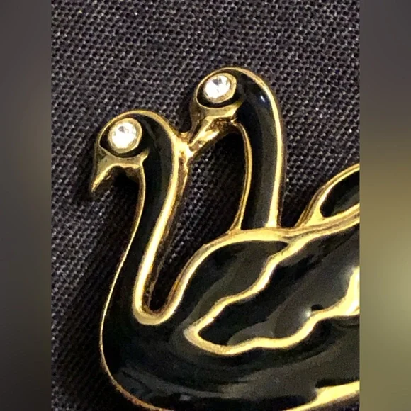 Beautiful swan pin black n gold tone crystals on eyesw - Picture 3 of 4